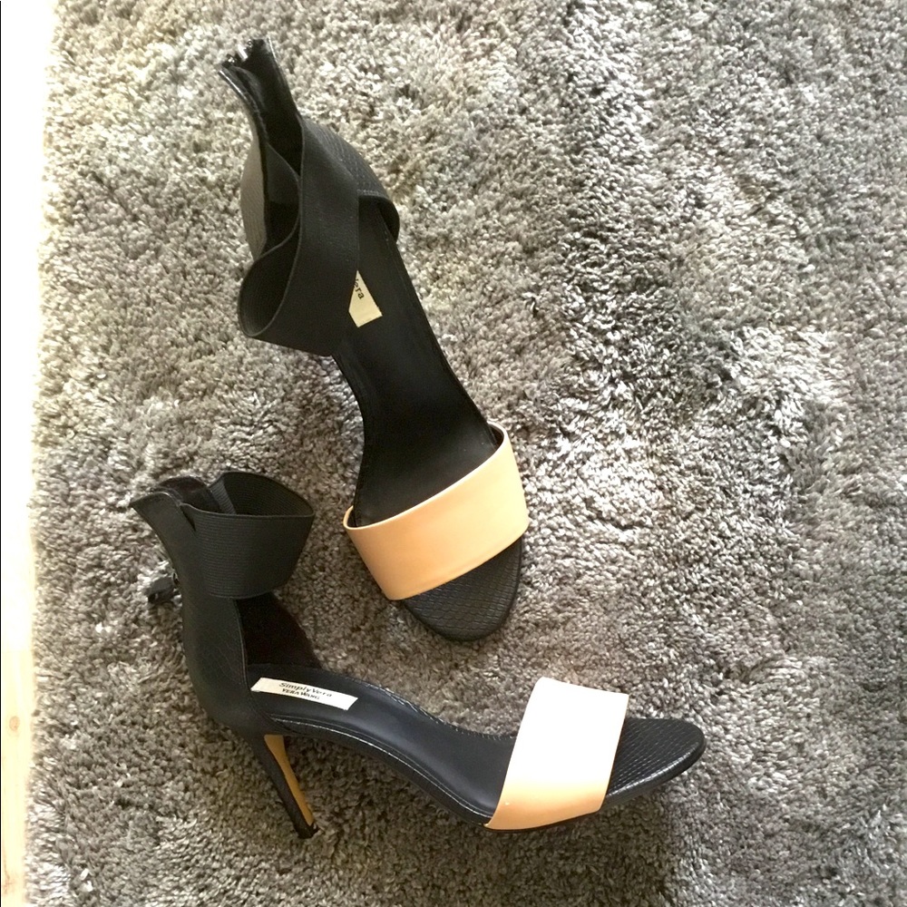 NEW! Vera Wang size 10 two tone 3.5 inch heel